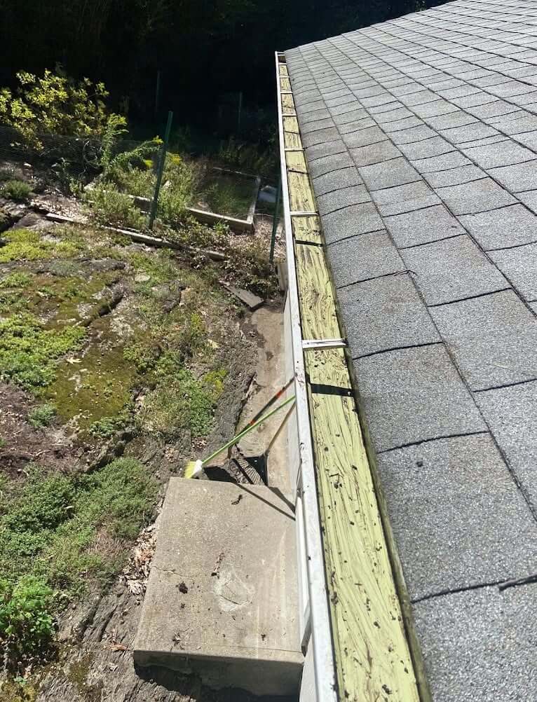 Roof edge gutter condition